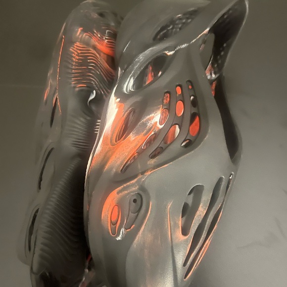 Men’s size 9 but in small it don’t fit - Picture 3 of 3